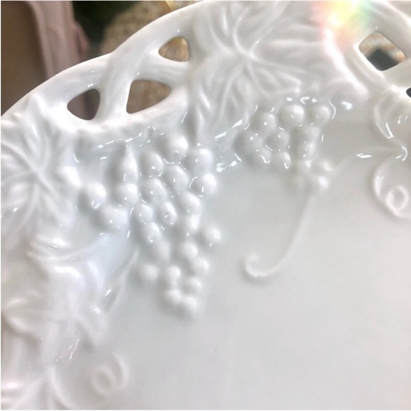 Reticulated Grape Pattern White Serving/Salad Plates - Picture 4 of 6